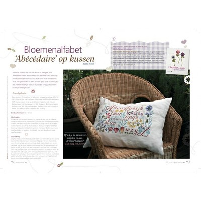 Borduurblad productfoto Patroon Bloemenalfabet 'Abécédaire' op kussen