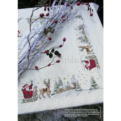 Borduurblad productfoto Patroon Vrolijk kerstdekservet met kerstman op arrenslee