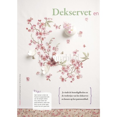 Borduurblad productfoto Patroon Dekservet en kussen met sierlijke bloesemtak