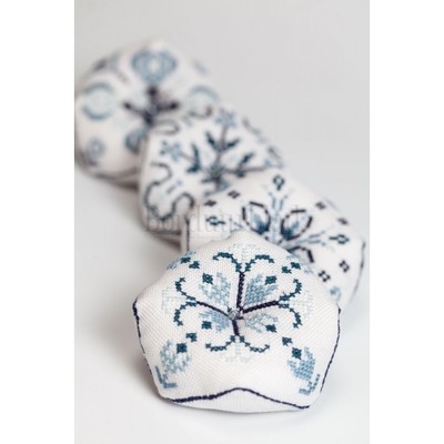 Borduurblad productfoto Patroon Mystery Sampler Blue Squares (Deel 2) 2