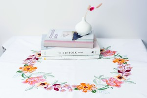 Borduurblad productfoto Patroon Bloemen op tafel