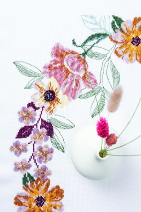 Borduurblad productfoto Patroon Bloemen op tafel 2