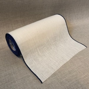 Borduurblad productfoto Vaupel & Heilenbeck Linnenband 30 cm breed gebroken wit/blauw