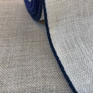 Borduurblad productfoto Vaupel & Heilenbeck Linnenband 20 cm breed gebroken wit/blauw 2