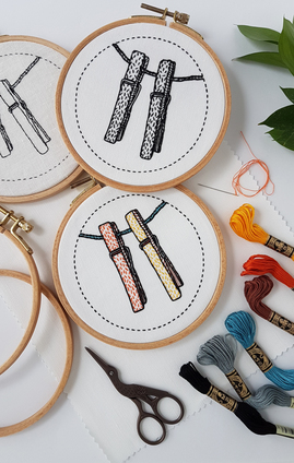 Borduurblad productfoto Patroon ‘Alfileres de la Ropa’ (Wasknijpers) - KUSHIMARI - Lola Ortega