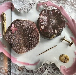 Borduurblad productfoto Patroon Biscornu met kralen en hartjes 2