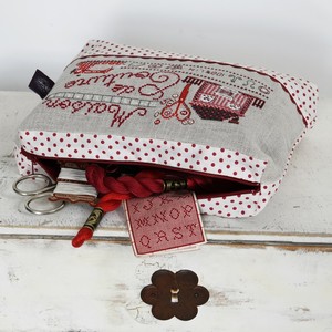 Borduurblad productfoto Borduurpakket Pouch Les Brodeuses Parisiennes ‘Maison De Couture' 2