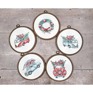 Borduurblad productfoto Borduurpakket Letistitch ‘Christmas Retro Cars’