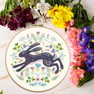 Borduurblad productfoto Borduurpakket Bothy Threads ‘Folk Hare’