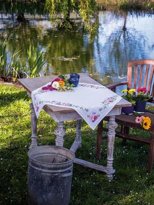 Borduurblad productfoto Borduurpakket Vervaco Tafelkleed ‘Klassieke bloemen en vlinders’