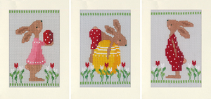 Borduurblad productfoto Borduurpakket Wenskaarten Vervaco ‘Easter rabbits in tulip garden’
