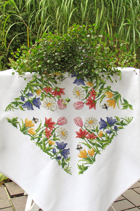Borduurblad productfoto Patroon Tafelkleed Voorjaarsbloemen - Lindner Kreuzstiche