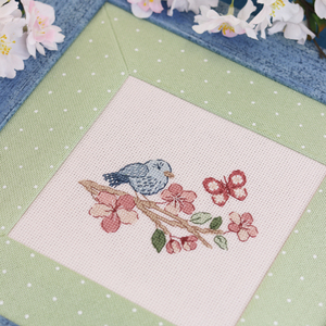 Borduurblad productfoto Patroon Vogeltje op tak met voorjaarsbloesem 2
