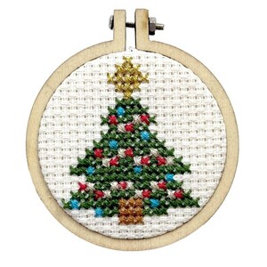 Borduurblad productfoto Borduurpakket Crafty Company Mini Kit – Mon Beau Sapin