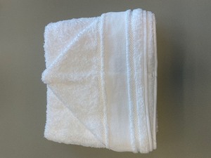 Borduurblad productfoto Babycape met capuchon wit