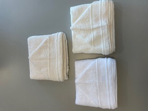 Borduurblad productfoto Babycape met capuchon gebroken wit 2